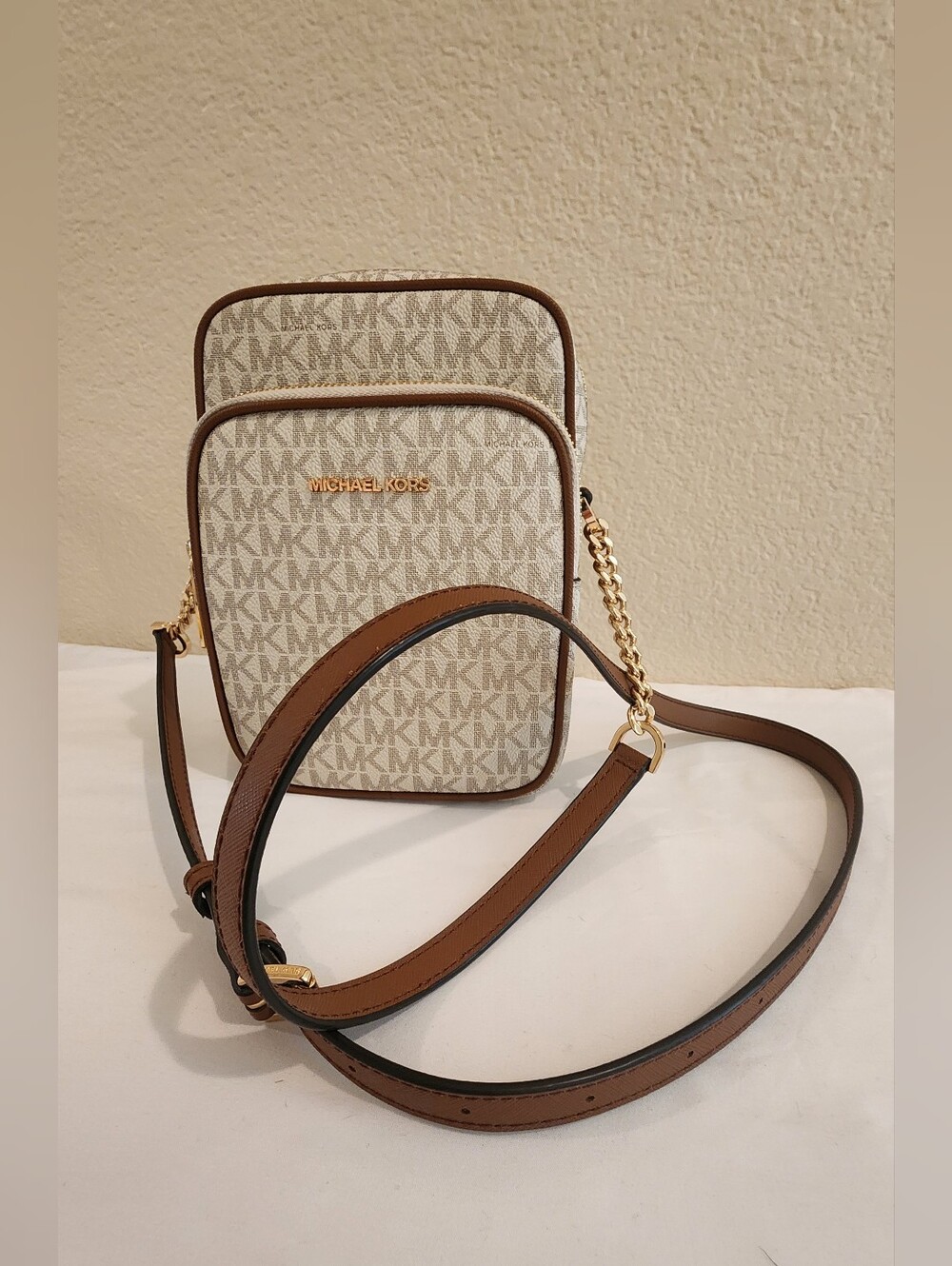 Michael Kors Jet Set Travel Medium Logo Crossbody Flight Bag - Vanilla -